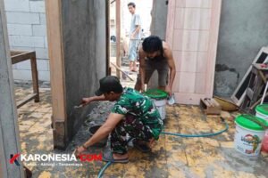 Personel Satgas TMMD Tigaraksa mengerjakan rumah layak huni milik Bapak Nasir di Desa Sumur Bandung, Jayanti