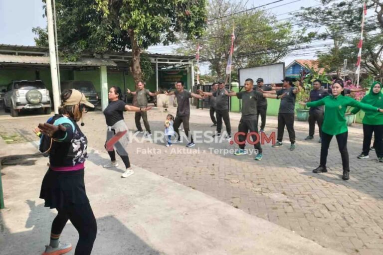 Anggota TNI dan Persit KCK Ranting 13 mengikuti senam bersama Koramil Rajeg di Makoramil 12/Rajeg, Kabupaten Tangerang