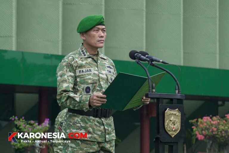 Kolonel Cku Fajar Wibowo memimpin upacara di Kodam Jaya.