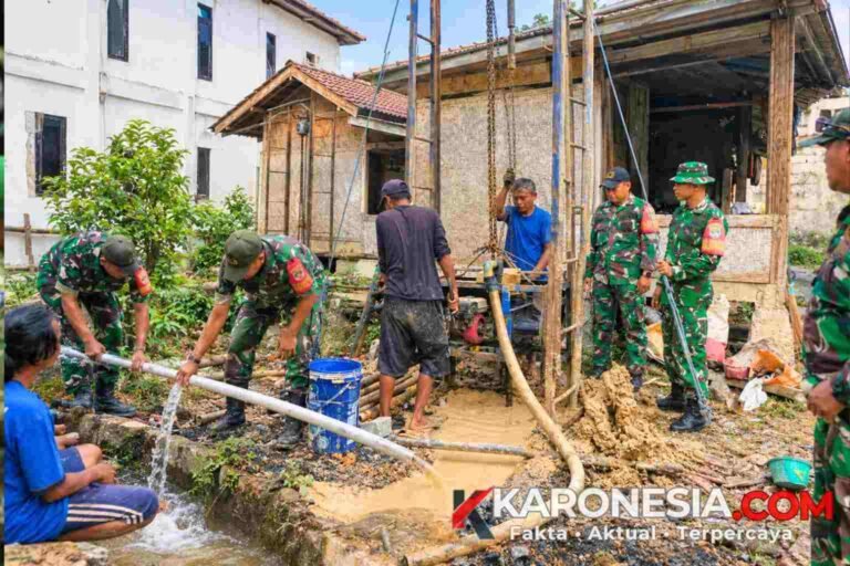 Personel Satgas TMMD Kodim Tigaraksa bersama warga bergotong royong melakukan proses pengeboran sumur air bersih di Kampung Bendung, Desa Sumur Bandung, Jayanti, Tangerang.
