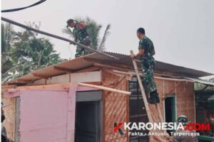 Satgas TMMD 130 Kodim Tigaraksa bongkar atap rumah warga di Tangerang.