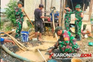 Personel Satgas TMMD Kodim Tigaraksa bersama warga mengebor sumur air bersih di Desa Sumur Bandung Tangerang.