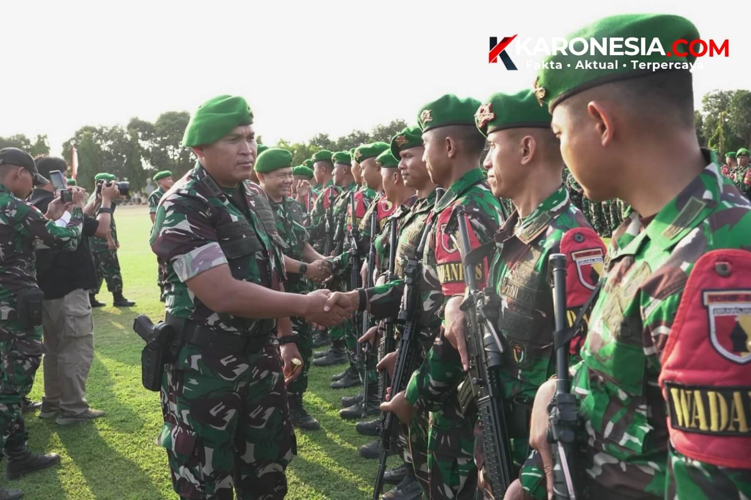 Danrem 081/DSJ menyalami barisan prajurit Satgas Pamtas RI-PNG Yonif 511/DY saat upacara penyambutan di Blitar