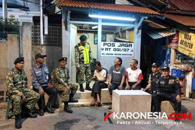 Personel TNI, Linmas, dan warga berkumpul di pos jaga RT saat patroli malam menjaga kamtibmas