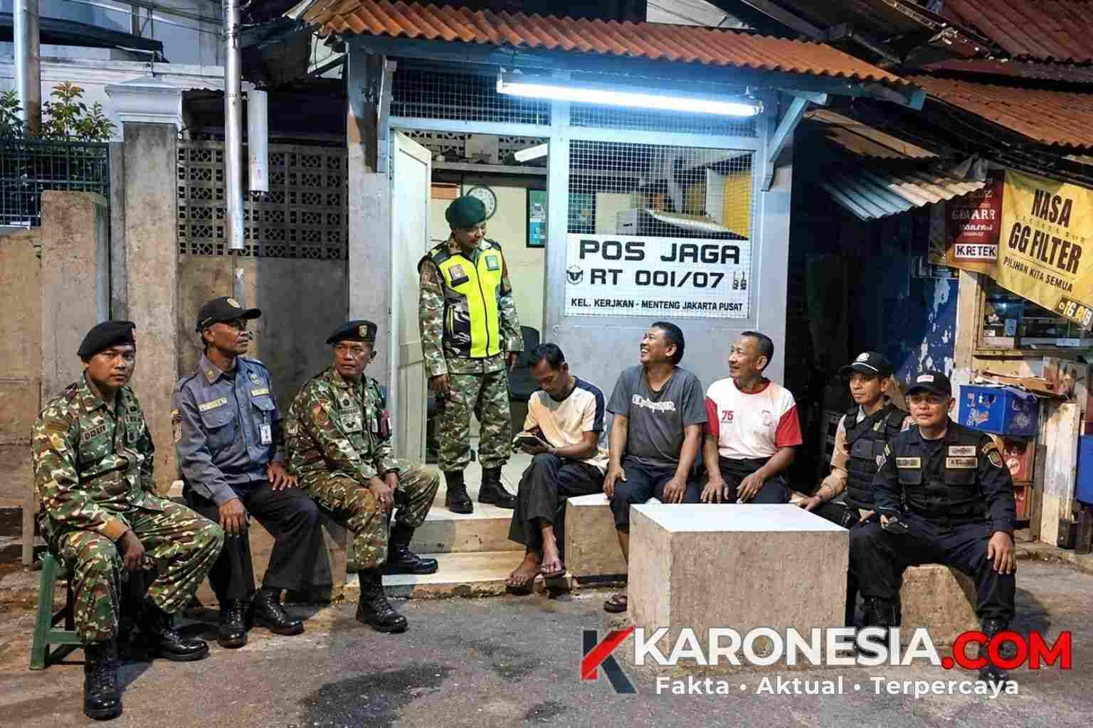Personel TNI, Linmas, dan warga berkumpul di pos jaga RT saat patroli malam menjaga kamtibmas