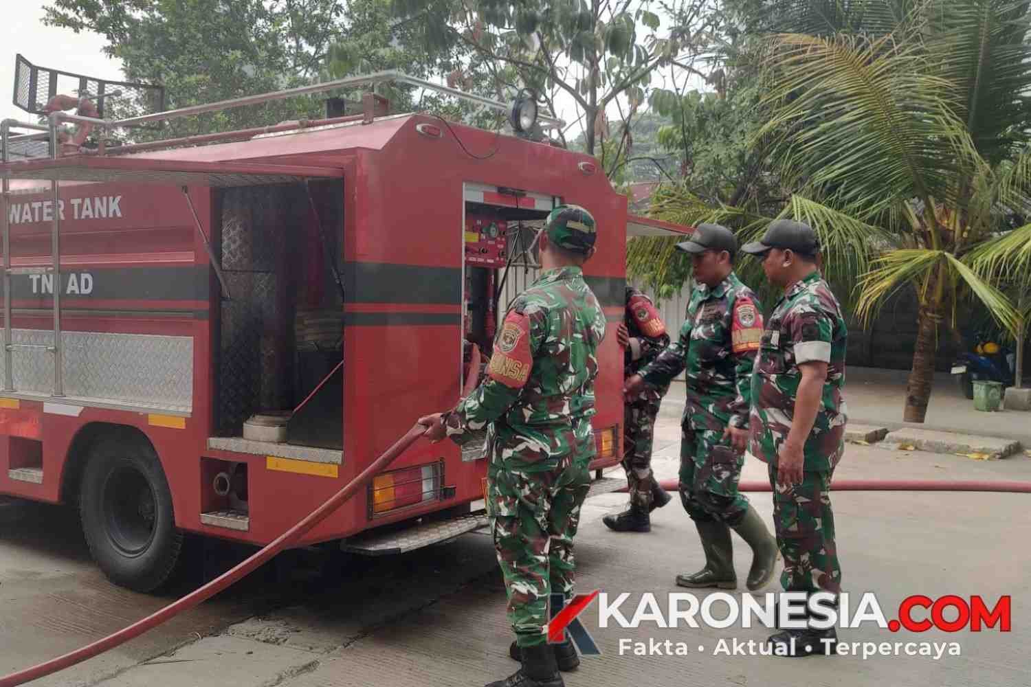 Personel TNI AD di samping mobil Water Tank TNI AD untuk membantu penanganan kebakaran di Sepatan.
