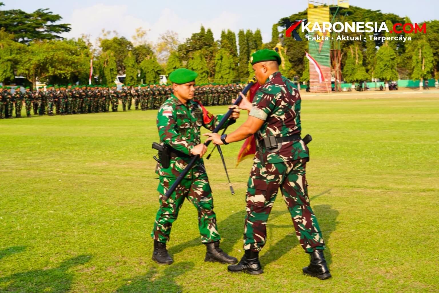 Prajurit Yonif 511/DY menyerahkan panji satuan saat upacara penyambutan pulang dari Papua di Lapangan Yonif 511/DY Blitar