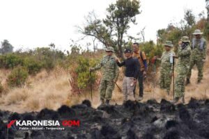 Danrem 081/DSJ Kolonel Inf Erwin Agung saat memimpin operasi pemantauan mitigasi karhutla dan mengecek bekas area terbakar di Gunung Lawu, Magetan.