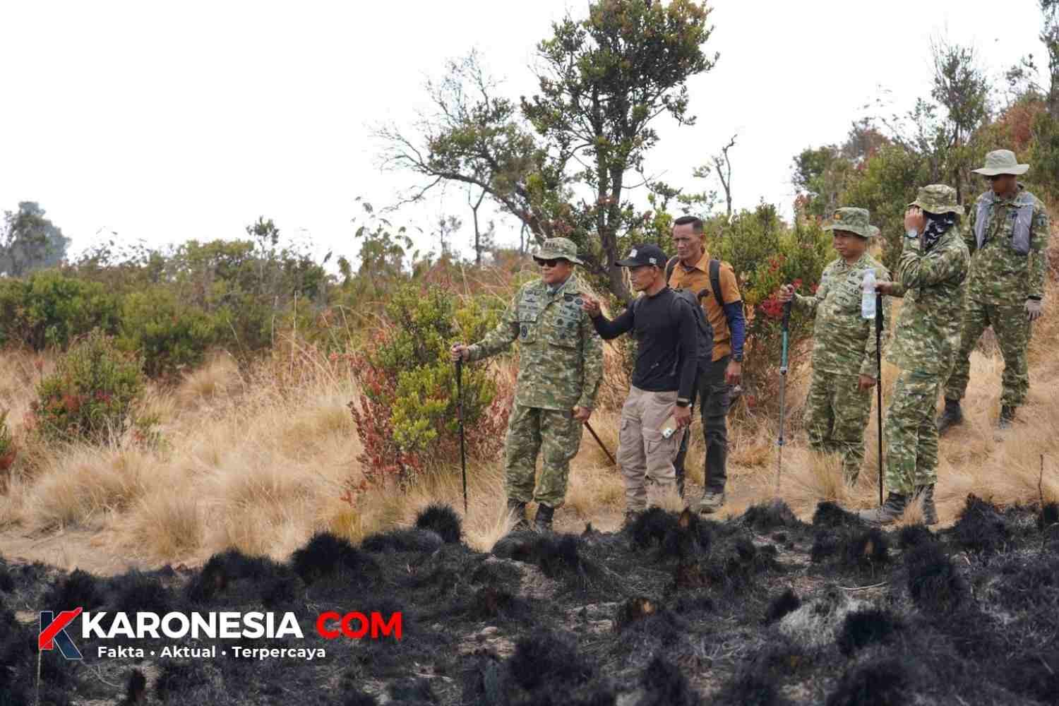 Danrem 081/DSJ Kolonel Inf Erwin Agung saat memimpin operasi pemantauan mitigasi karhutla dan mengecek bekas area terbakar di Gunung Lawu, Magetan.
