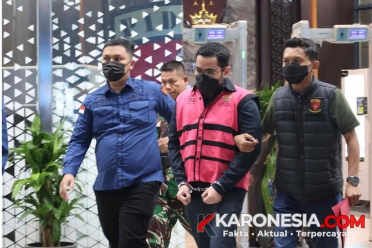 Tersangka DS Direktur Utama PT CNI mengenakan rompi tahanan kejaksaan digiring petugas dalam kasus korupsi nikel PT CNI.